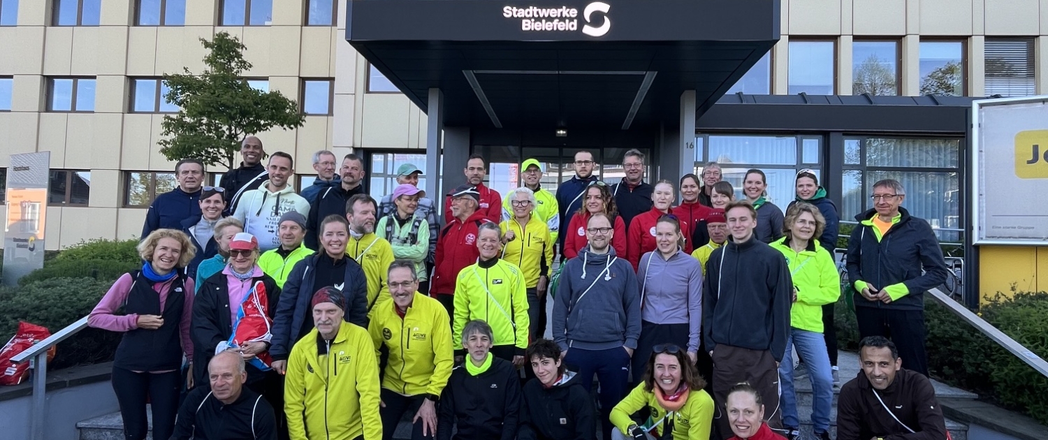 Gruppenfoto der TSVECrew vor den Stadtwerken Bielefelds